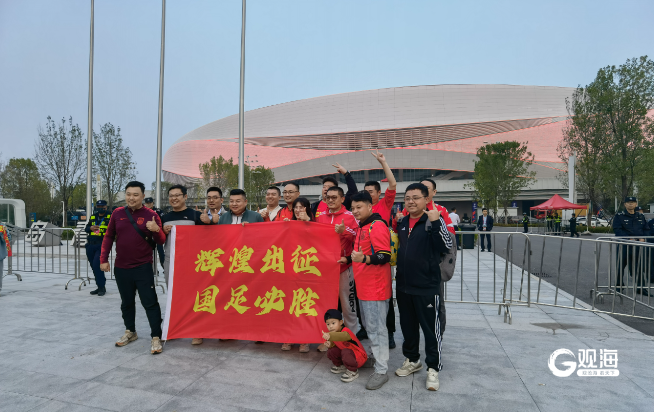 关于一场令人期待的足球大战即将打响，赛前气氛火热的信息