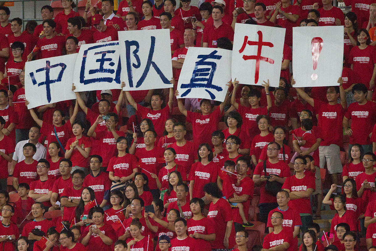 国内足球赛事火热燃烧观众心