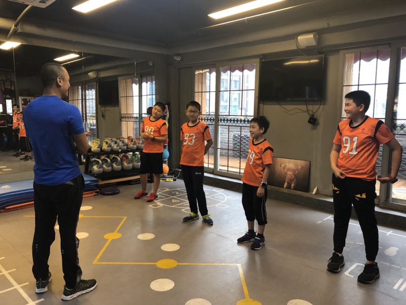 关于欧预赛球员助力训练合辑，集训情侣上演真爱秀的信息