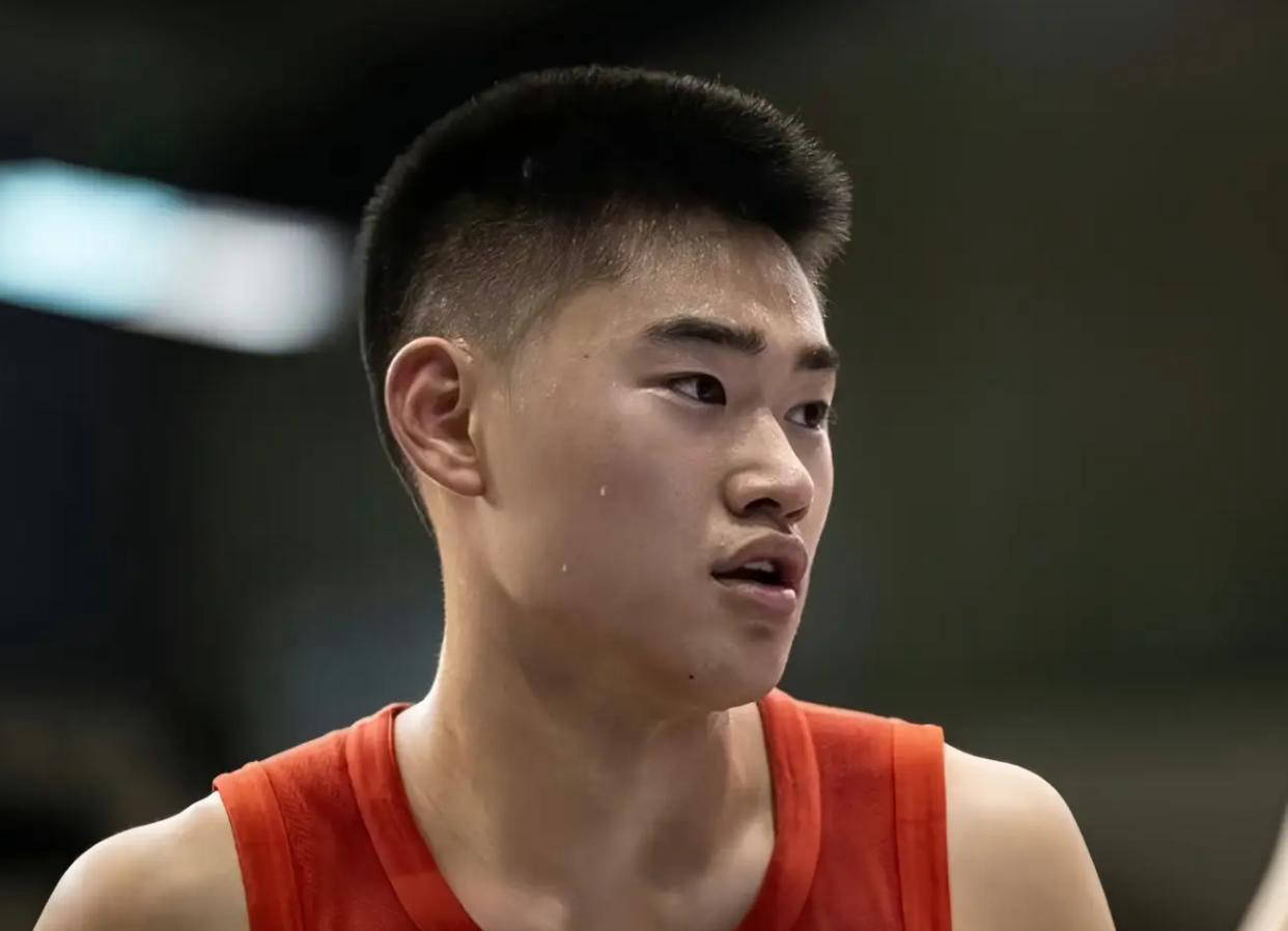 关于欧预赛球员助力训练合辑，集训情侣上演真爱秀的信息