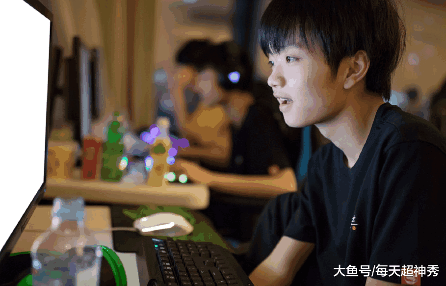 EG横扫FNC，Caps关键团战开团秒人宿敌对决八强赛，锁定晋级资格