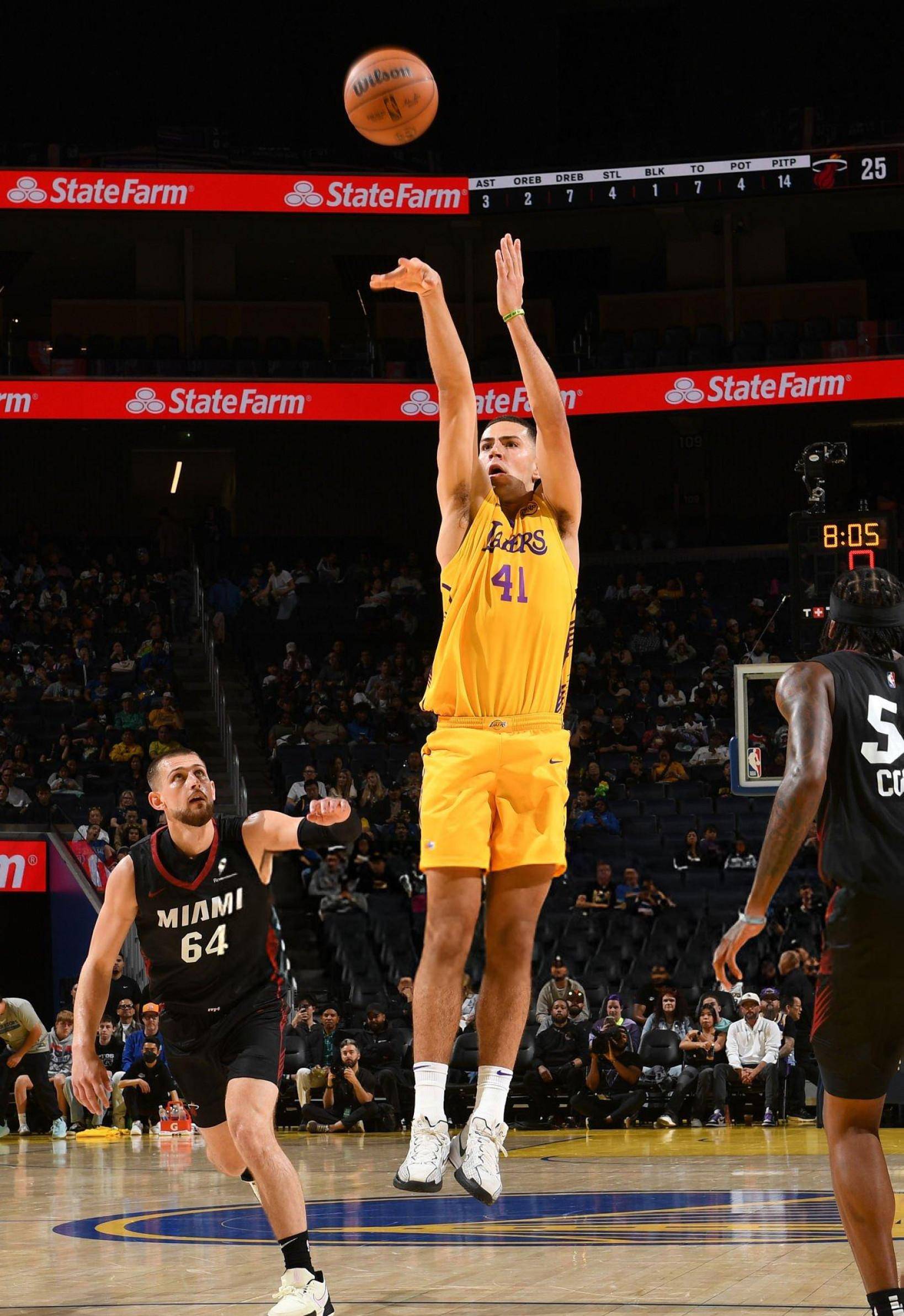 关于湖人队大胜湖人队，开启强势连胜之旅的信息