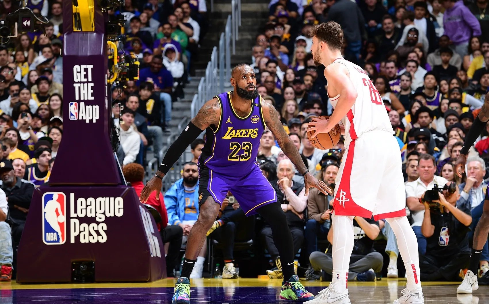 NBA总决赛首战火箭击败湖人