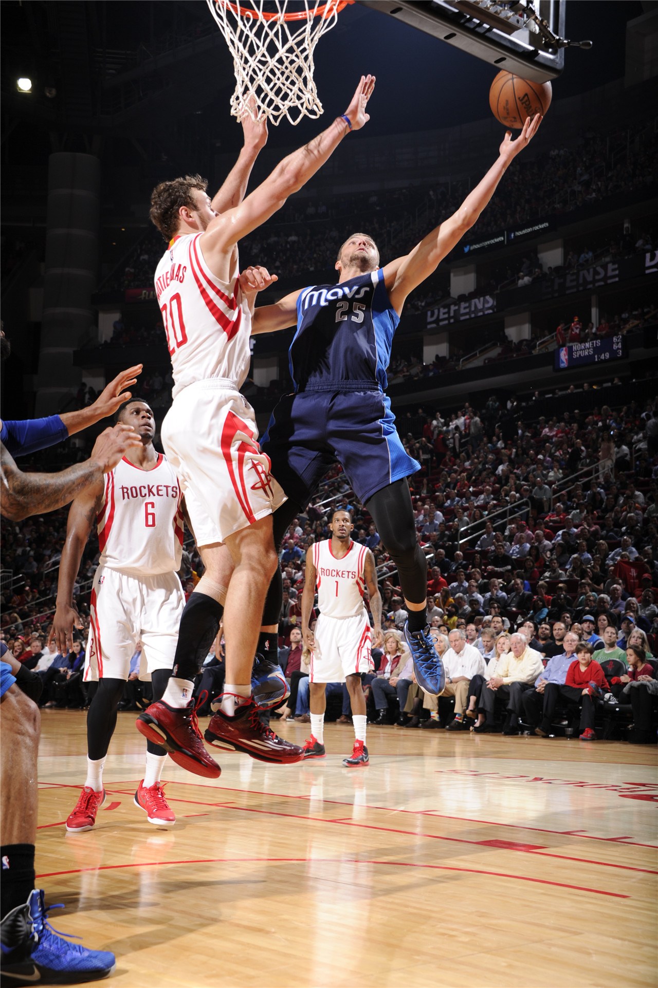 火箭客场击败尼克斯，终结小牛的连胜