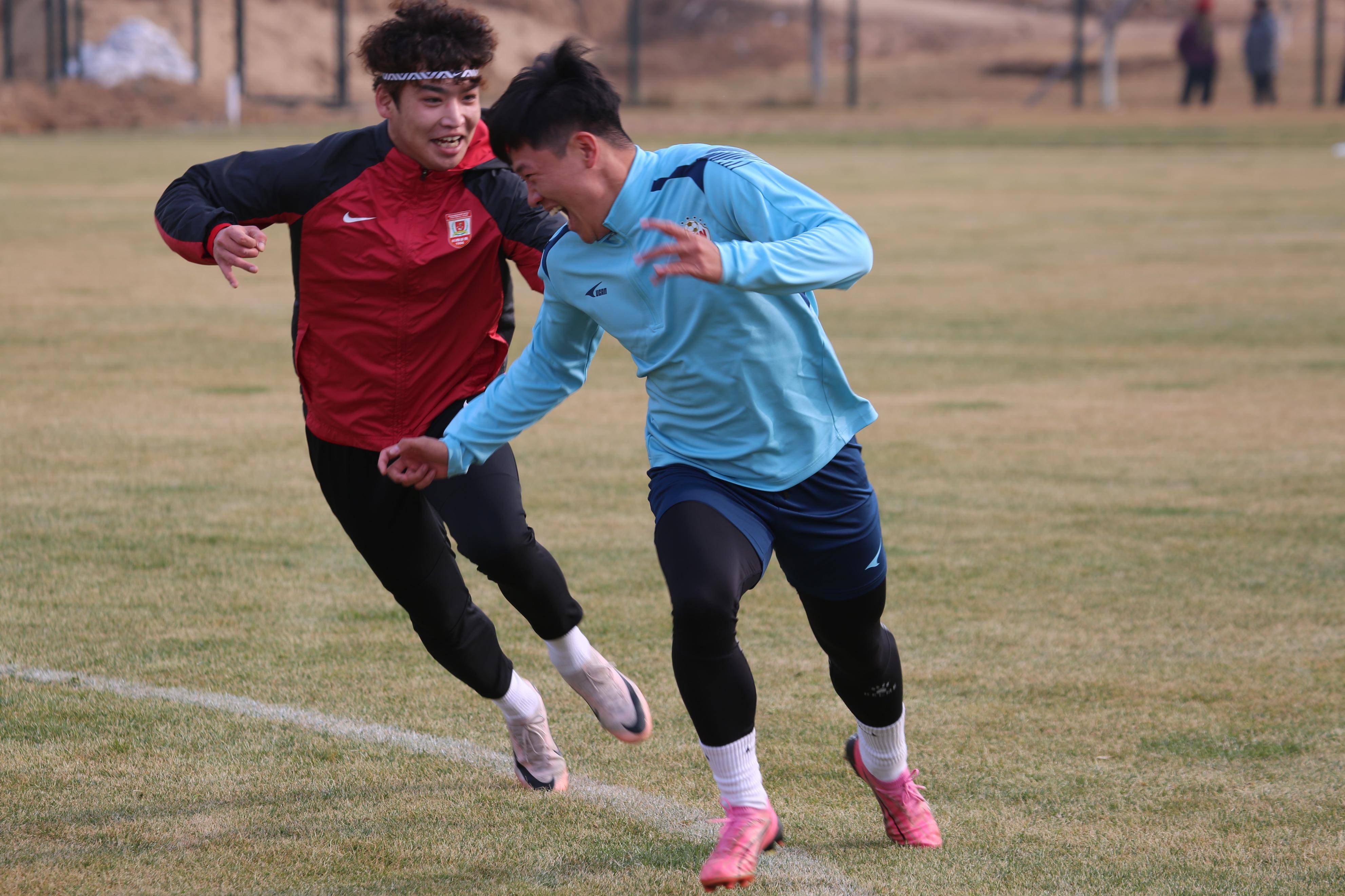 泰安主场击败对手，强势占领积分榜榜首