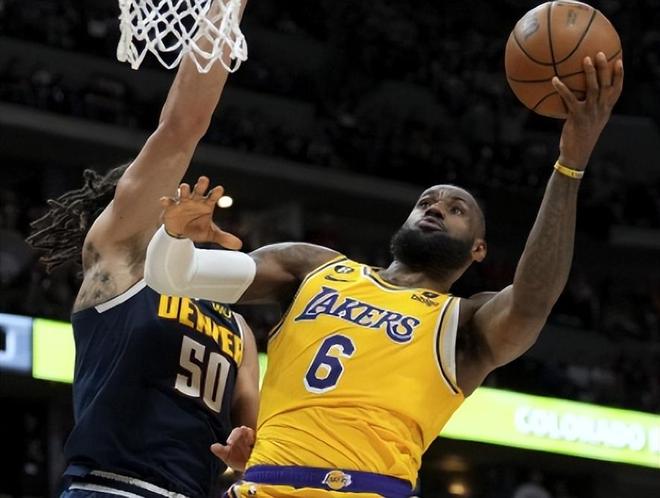 NBA常规赛开战，湖人对阵勇士