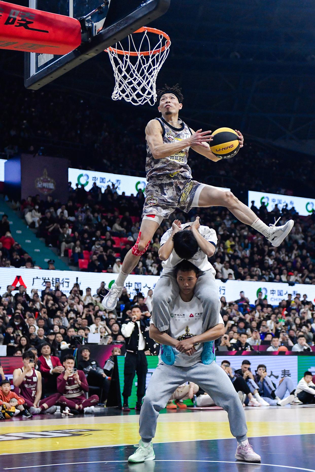 篮球联赛冠军夺冠瞬间，精彩纷呈