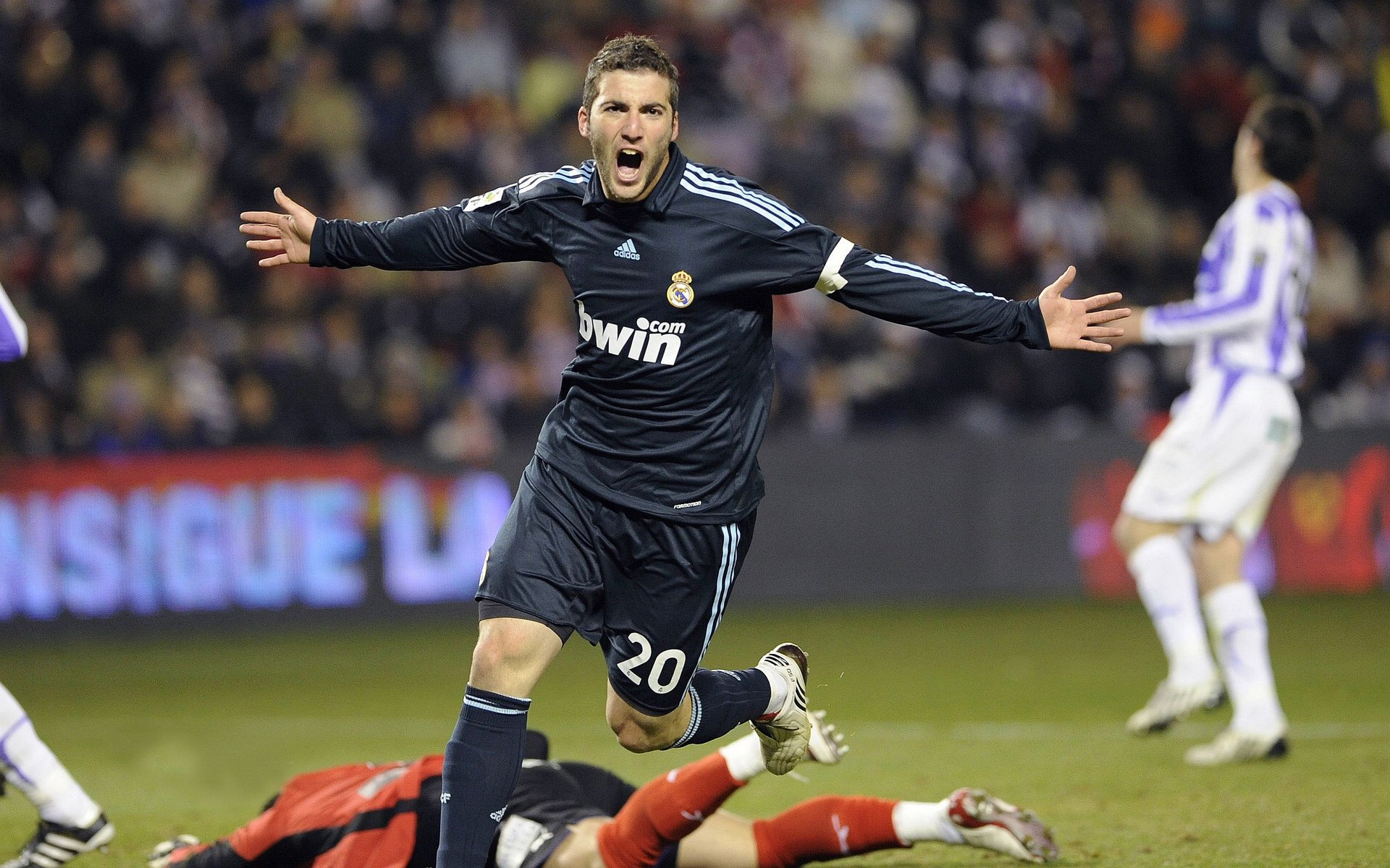 7号黯淡,2号闪耀!当克罗地亚铁骑碾过梦剧场,巴斯托尼撕碎曼联防线蓝图