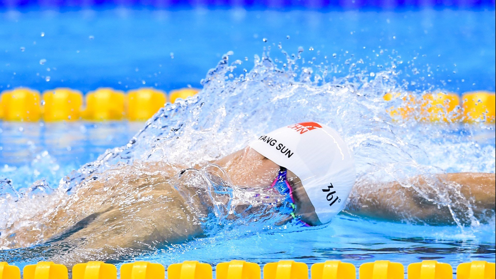 碾压的巨浪与孤高的桅杆